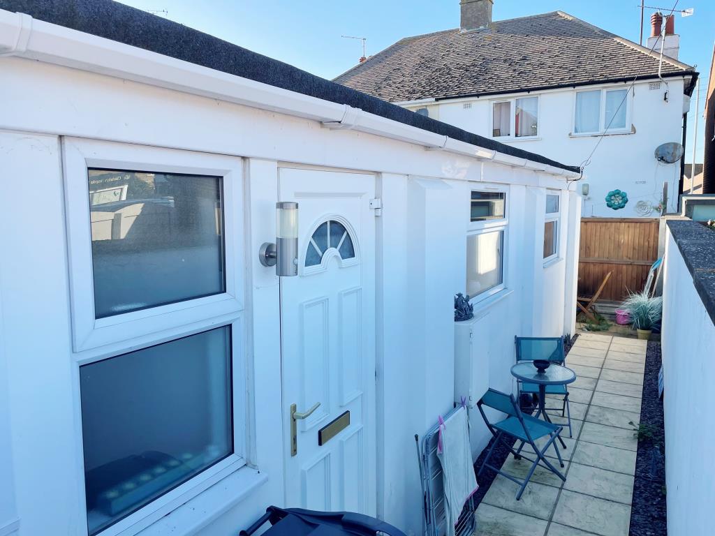 Lot: 89 - END-TERRACE BUNGALOW -